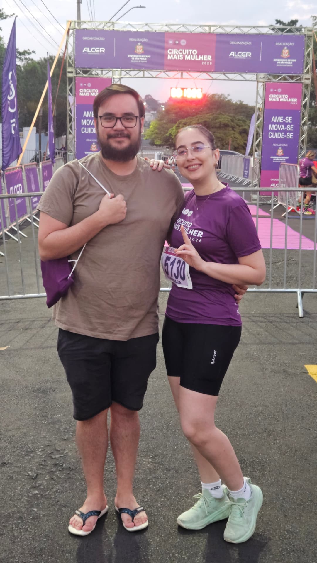 Bárbara e William na corrida, ela com a camiseta do circuito