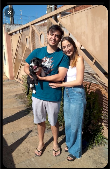 Bárbara e William na rua com o cachorrinho
