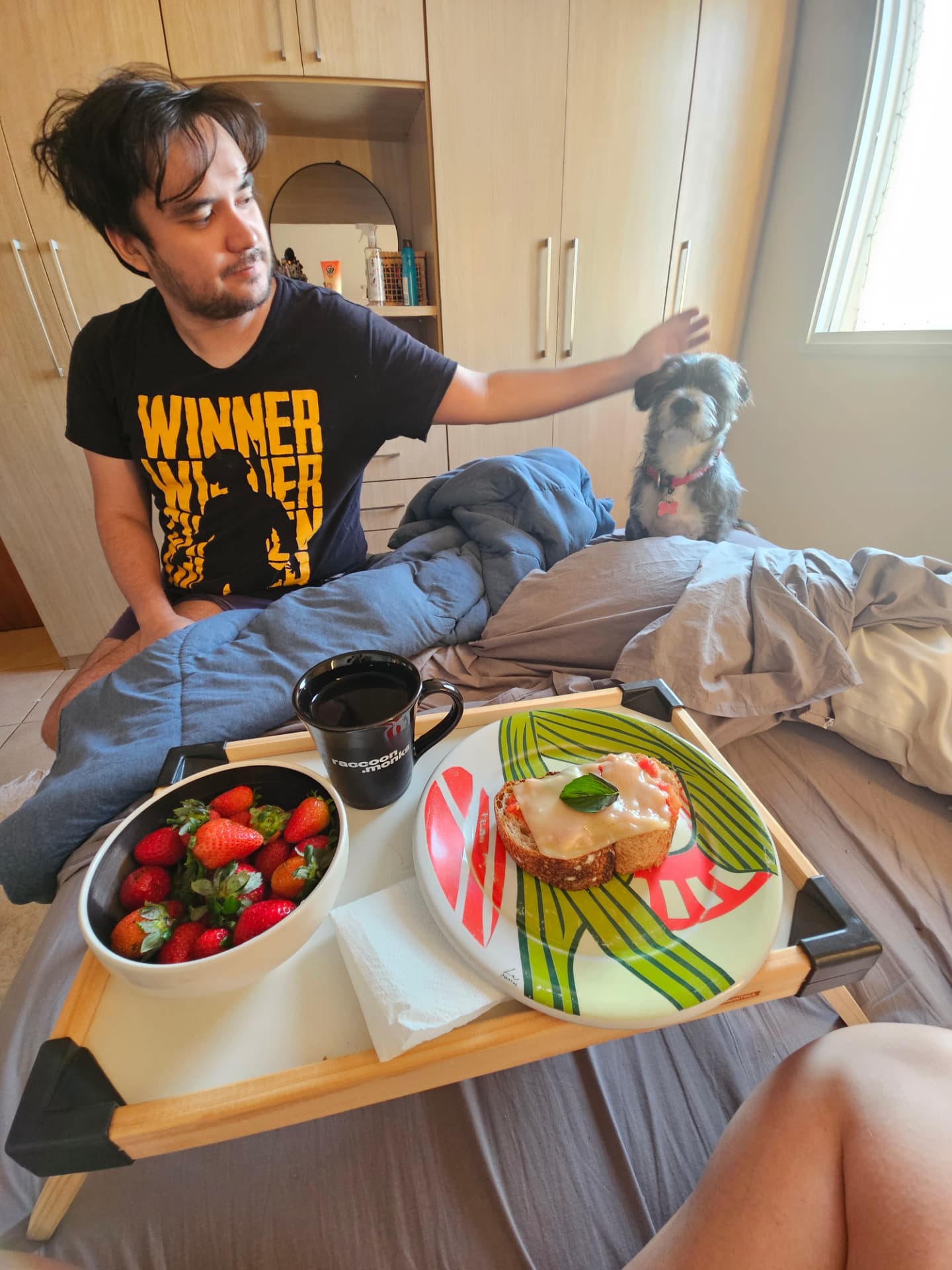 William tomando café da manhã na cama com a cachorrinha do lado