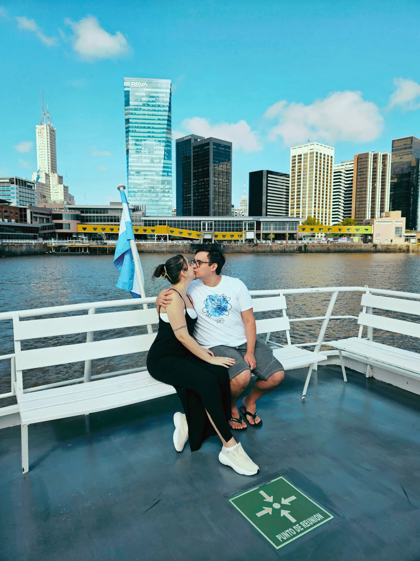Bárbara e William se beijando no barco em Buenos Aires
