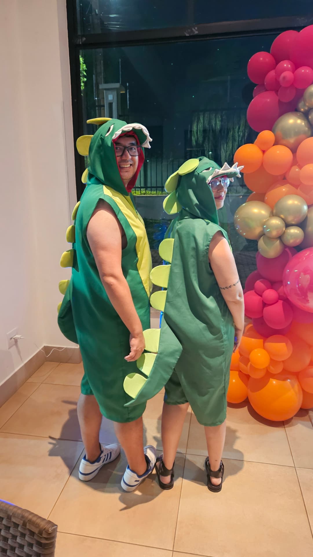 Bárbara e William fantasiados de dinossauro na festa