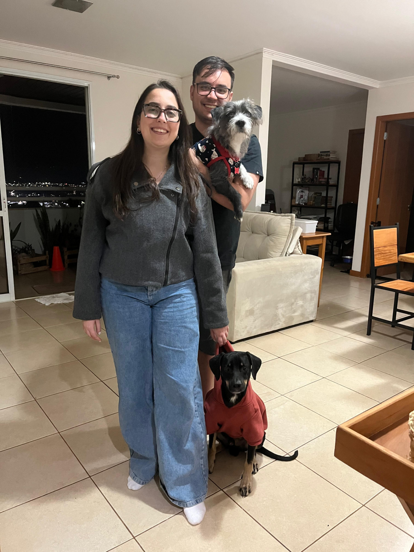 Bárbara e William em casa com os dois cachorros