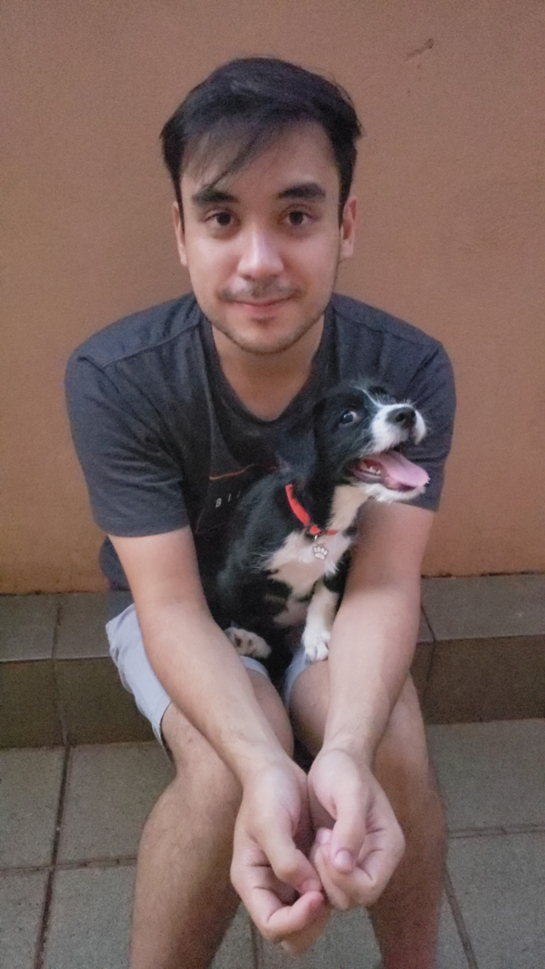 William com o cachorrinho no colo