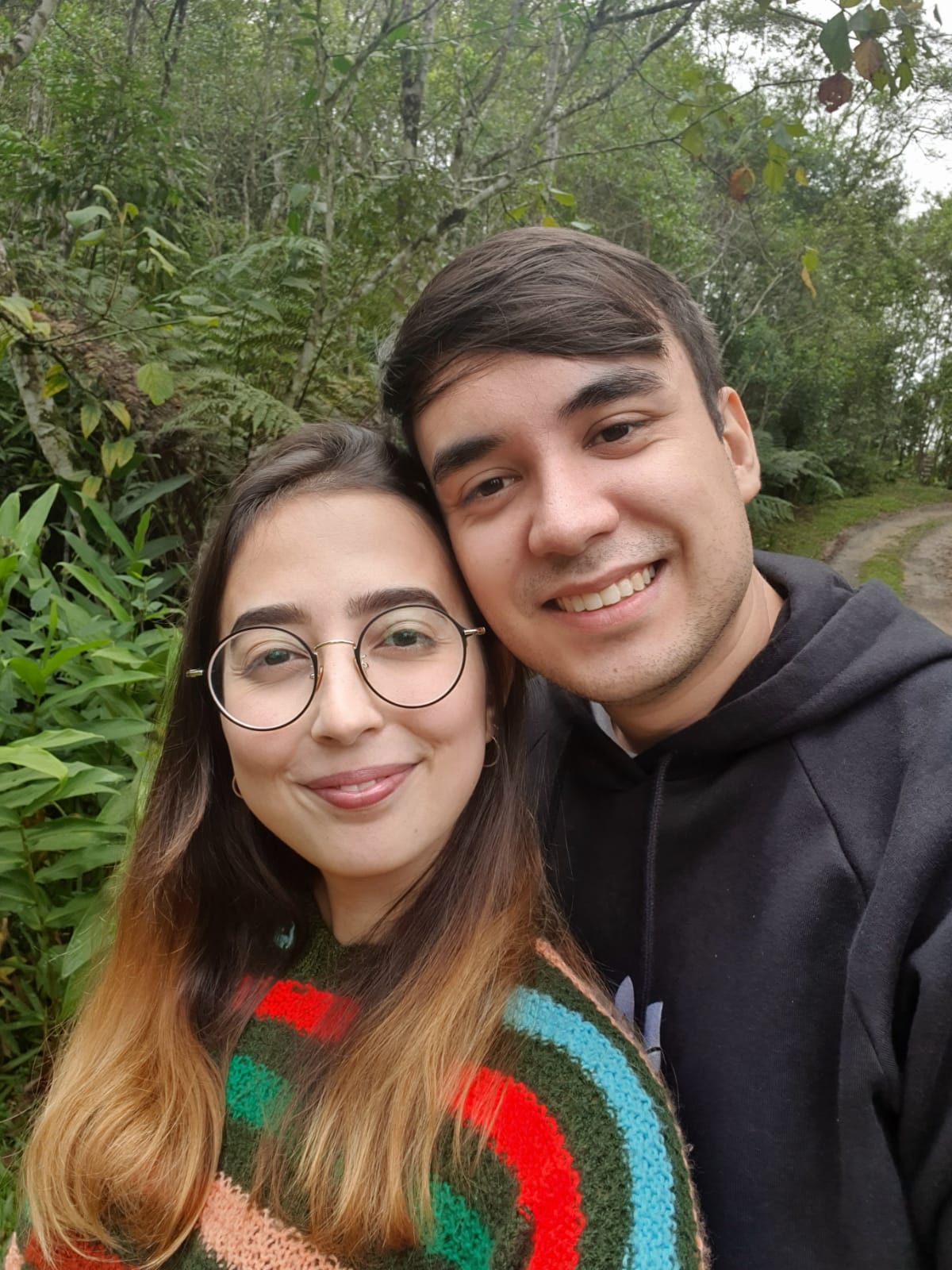 Bárbara e William em uma trilha na mata