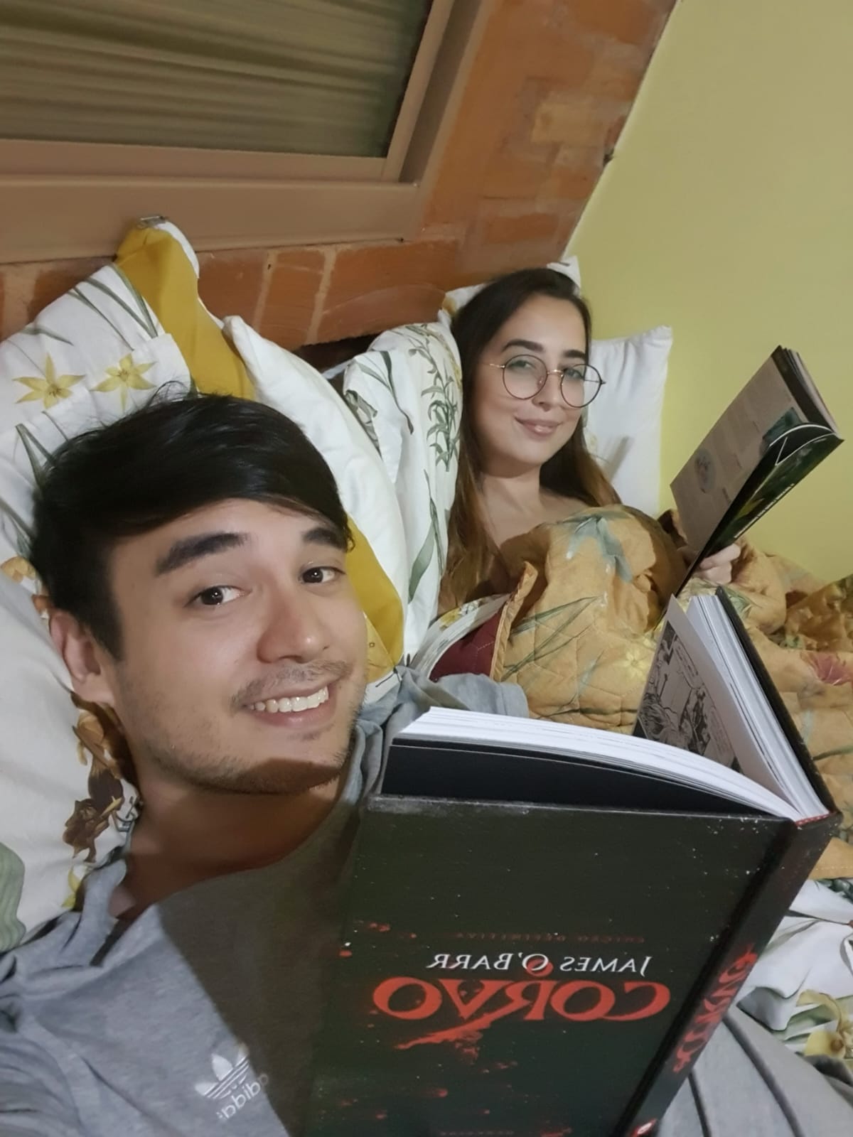 Bárbara e William lendo na cama